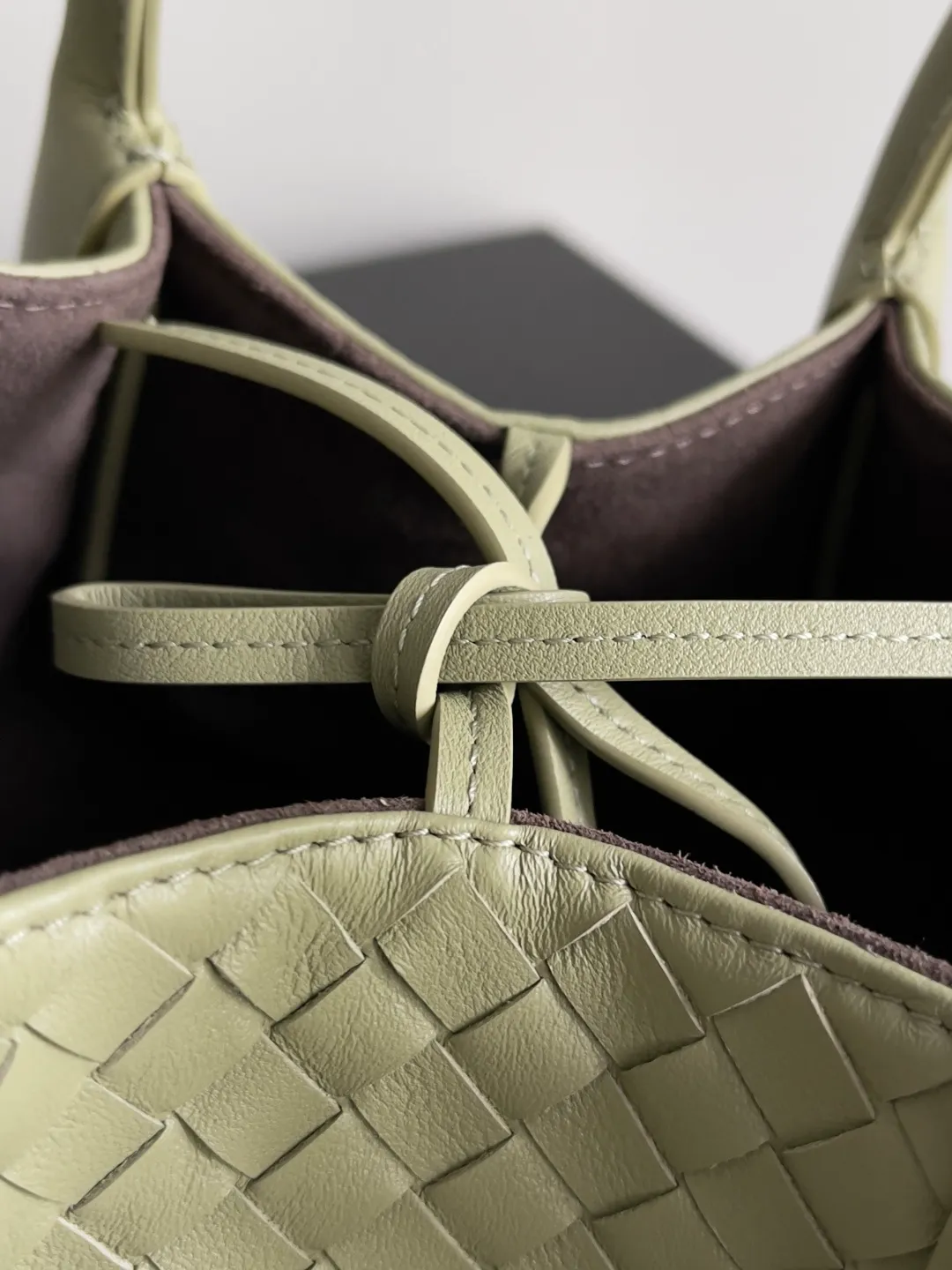 Batch 1660 BOTTEGA VENETA 2025 new product pinacoteca has super soft leather, and the weaving function, practicality and relaxed fashion sense have not fallen behind❤️‍🔥Amway has given sisters a must-have bag when going out. The size of the bag also accurately meets the commuting needs of urban beauties. It can accommodate mobile phones, keys, lipstick, powder, sunscreen, shopping bags...all of it! ! ! 🔥The capacity should not be underestimated~ It does not choose people, clothes, or occasions. With its majestic curved outline, exquisite woven texture, delicate edges and rounded handles, this woven vegetable basket bag truly achieves the goal of "dressing up and being fashionable without getting in the way"~ Are you interested in Jimei? Style number: 819004 Size: 24*15*12cm